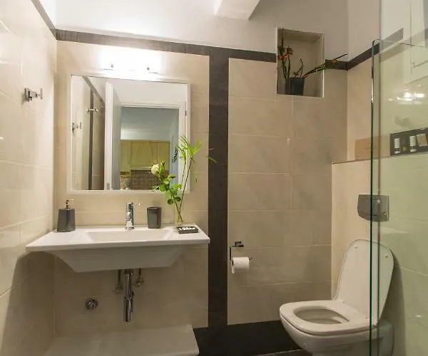 Lena فندق ستيليدا