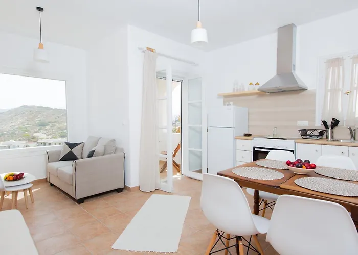 Lena فندق ستيليدا