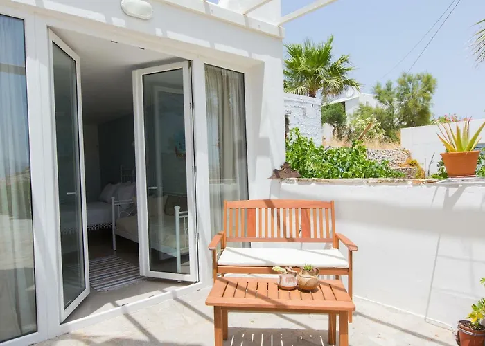 Lena فندق ستيليدا