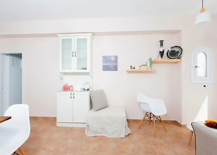 Lena فندق ستيليدا